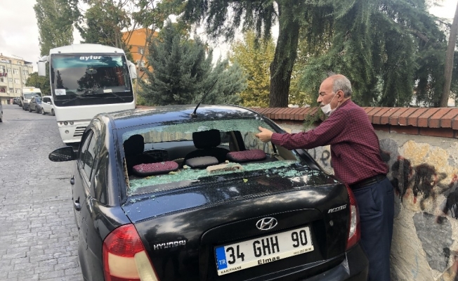 (Özel) Beyoğlu’nda park halindeki 4 aracın camını çekiçle kırdılar