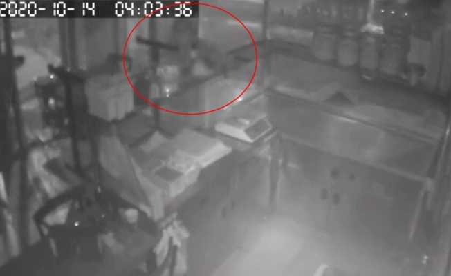 İstanbul’da sadaka kutusu ve çanta hırsızlığı kamerada