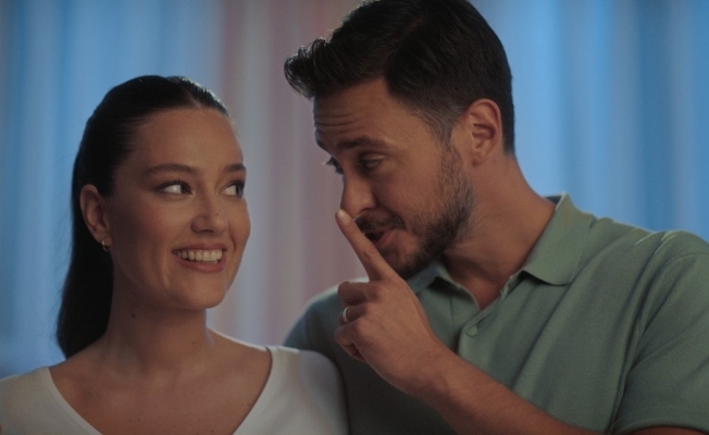 Pelin Akil-Anıl Altan çifti ikiz bebekleriyle yeni reklam filminde