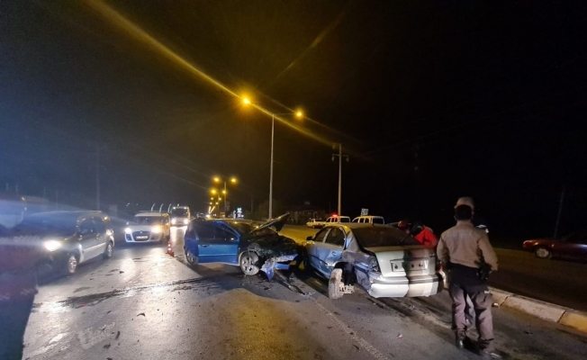 Sakarya’da iki otomobil çarpıştı: 2 yaralı