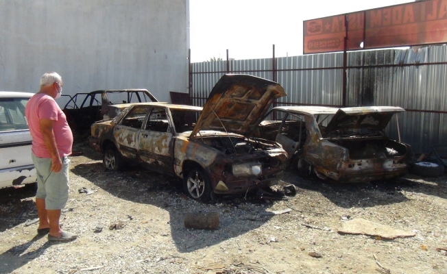  Sanayi sitesinde bulunan araçlar alev alev yandı