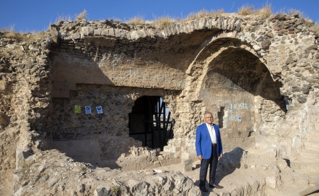 Selçuklu Dönemi anıt eserlerinden 800 yıllık Kızıl Köşk’te çalışma başlatıldı