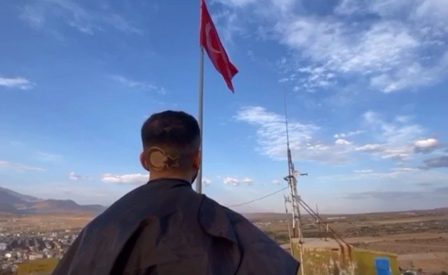 Sıra dışı kuaförden ay yıldızlı saç tıraşı