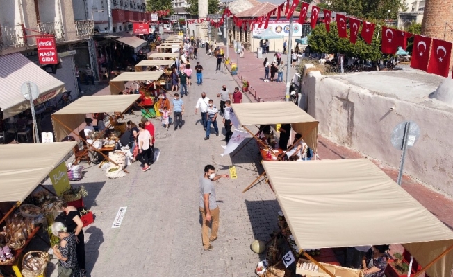 Tarsus’ta açılan yeryüzü pazarı yoğun ilgi gördü