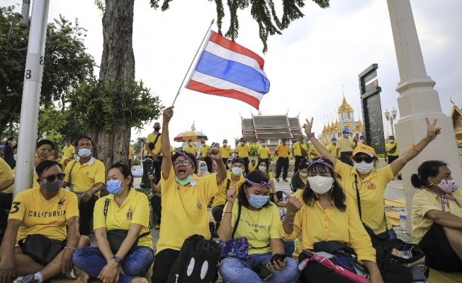 Tayland’da hükumet karşıtı göstericiler sokaklara döküldü