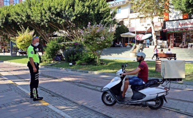 Tramvay yolu ve kaldırımı kestirme yol seçen motosiklet sürücülerini polis affetmedi