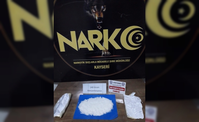 Uyuşturucuyu vücuduna sararak getiren kadın Narkotik Polisi tarafından gözaltına alındı