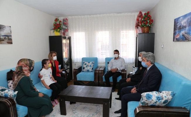 Vali Becel, şehit ailesi ve Gazi ziyaretinde bulundu