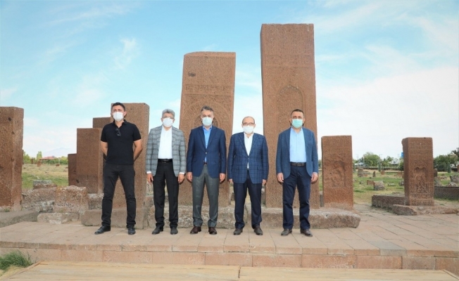 Vali Çağatay, Trabzon, Van ve Siirt Valilerine Selçuklu Mezarlığını gezdirdi