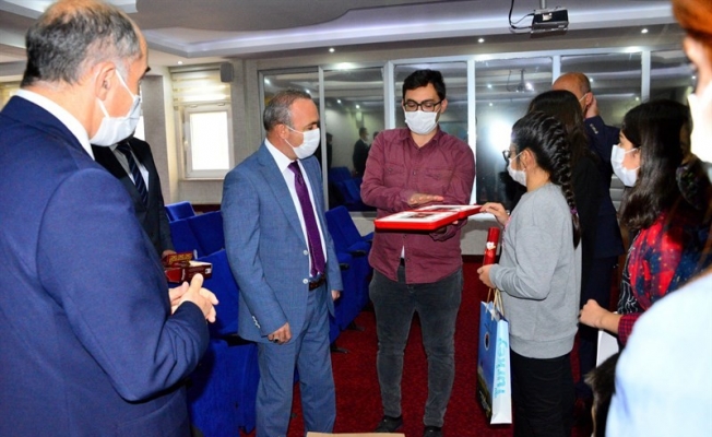 Vali Hüseyin Öner, Akıl ve Zekâ Oyunları Turnuvasında birinci olan öğrencilere sertifika verdi