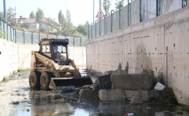 Yağışlara karşı Melikgazi genelinde yağmur suyu kanalları temizleniyor
