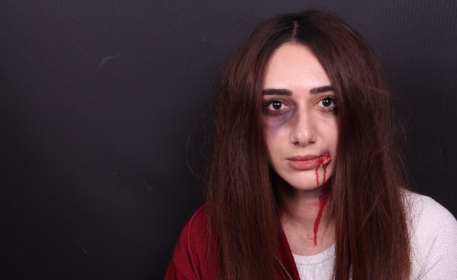 Yaptıkları makyaj ile şiddet gören kadınların seslerini duyurmaya çalışıyorlar