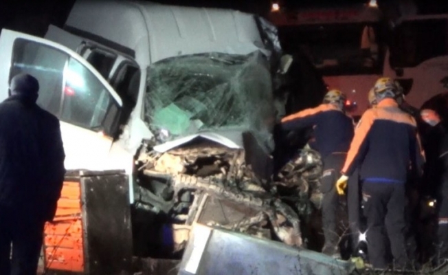 Yolcu otobüsü ile kamyonet çarpıştı: 1 ölü, 5 yaralı