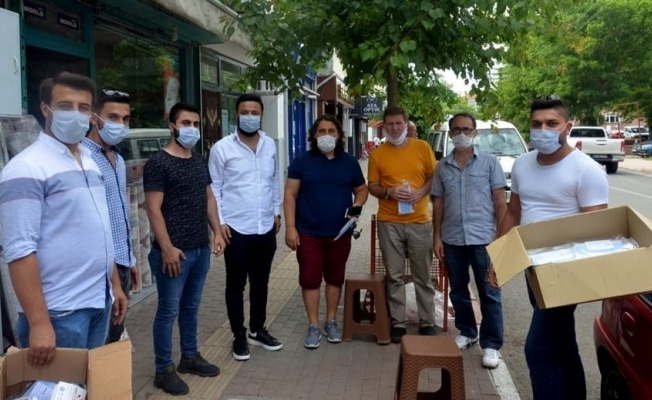 AK Parti Osmaniye Gençlik Kolları maske dağıttı