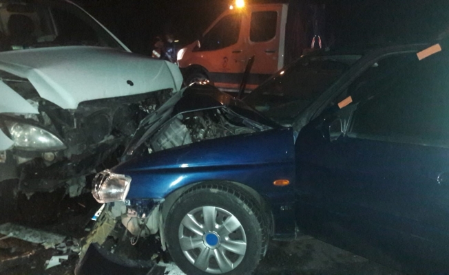 Akseki'de iki araç kafa kafaya çarpıştı: 4 yaralı