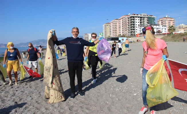  Alanya'da yabancılar bu defa mayolarıyla değil çöp torbalarıyla sahile akın etti