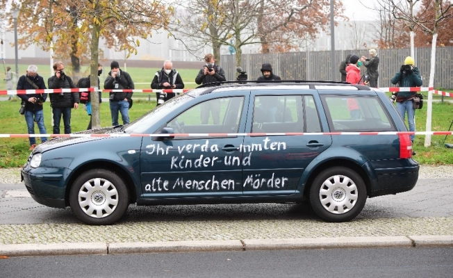 Almanya Başbakanlık ofisi önünde politik amaçlı kaza