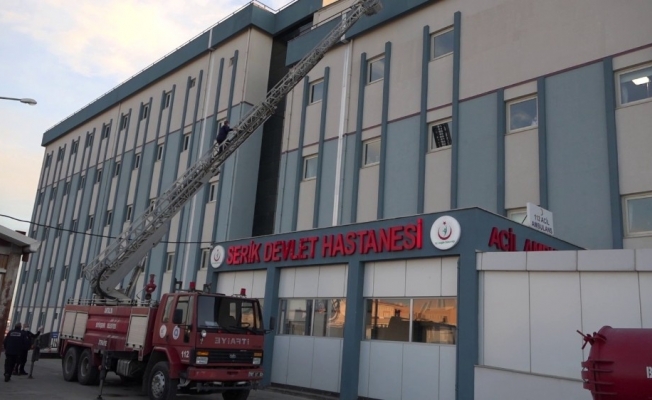 Antalya’da hastane çatısında çıkan yangın korkuttu