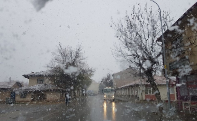 Aslanapa’da mevsimin ilk kar yağışı