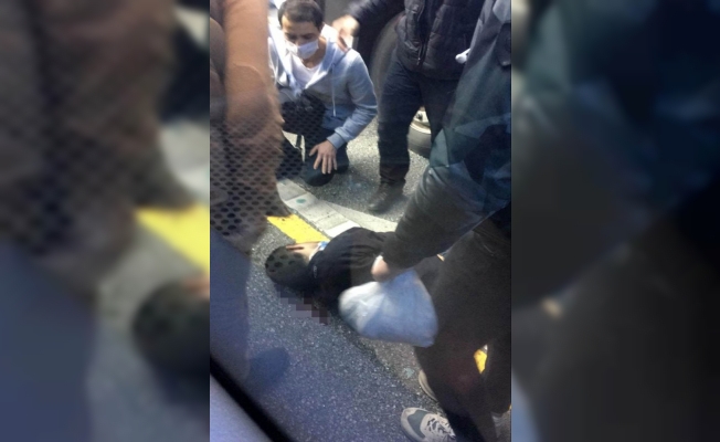 Avcılar’da İBB Sosyal Tesisler durağında metrobüs bir yayaya çarptı. Kazada metrobüs içinden de yaralanan yolcular olurken, olay yerine polis ve sağlık ekipleri sevk edildi.