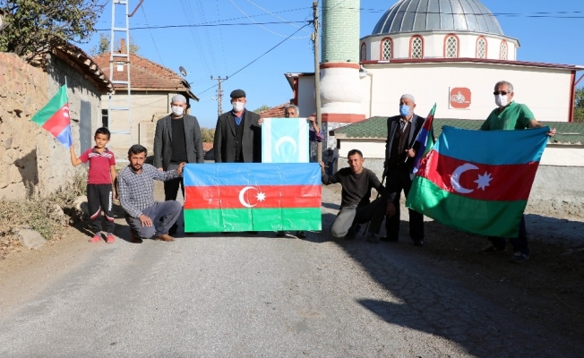 Azerbaycan’ın zaferi sonrası köylerini bayraklarla donattılar