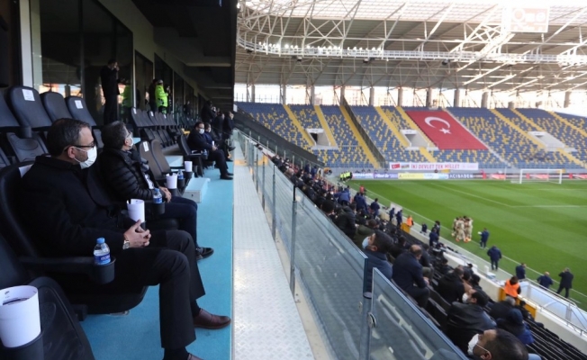 Bakan Kasapoğlu, Gençlerbirliği-Fenerbahçe maçını tribünden takip ediyor