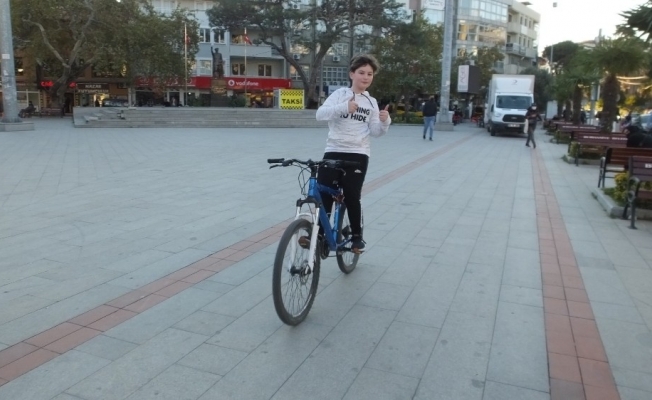 Balıkesir’de 11 yaşındaki Hasan Taha bisiklet cambazı oldu