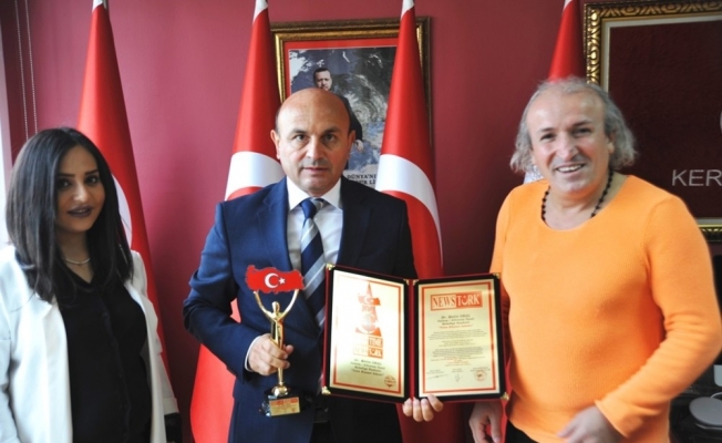 Başkan Oral’a ‘Yılın Hizmet Adamı’ ödülü