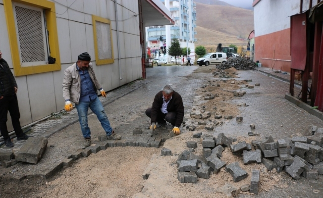 Bitlis Belediyesinin yol genişletme çalışmaları sürüyor