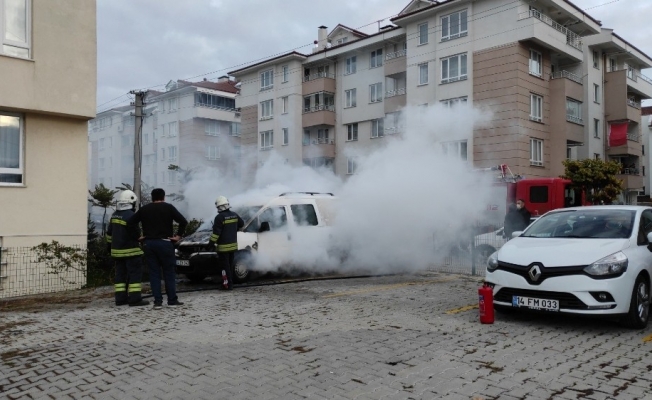 Bolu’da park halindeki otomobil alev alev yandı