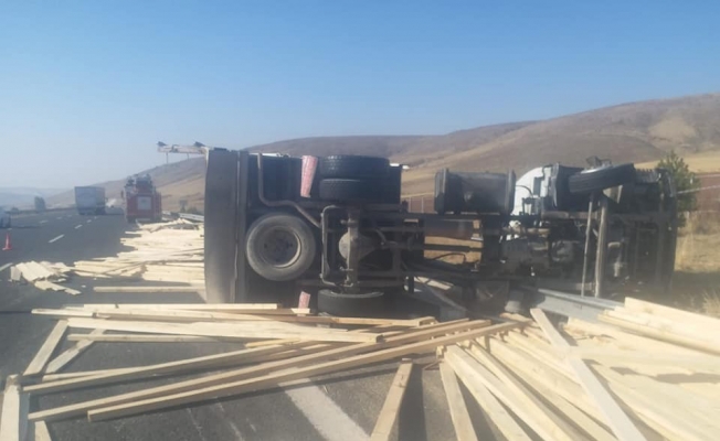 Devriyen kamyonun sürücüsü hayatını kaybetti