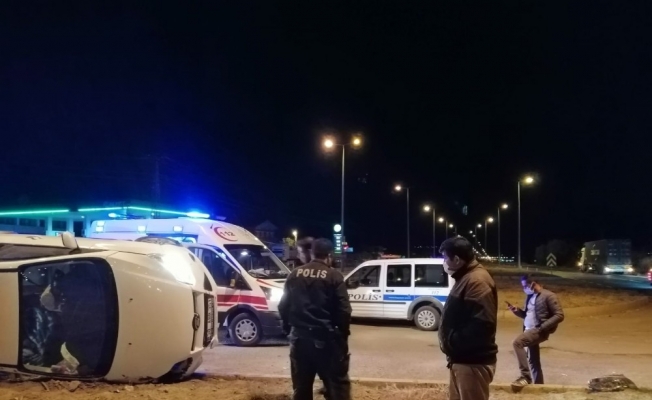 Direksiyon hakimiyeti kaybolan araç yan yattı: 4 yaralı