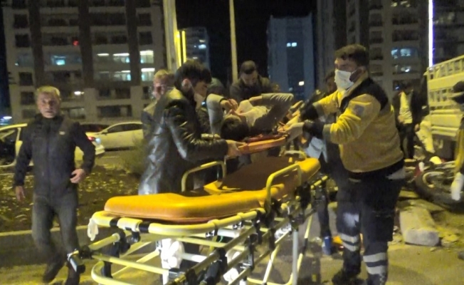 Diyarbakır’da motosiklet kamyonetin altında kaldı: 2 yaralı