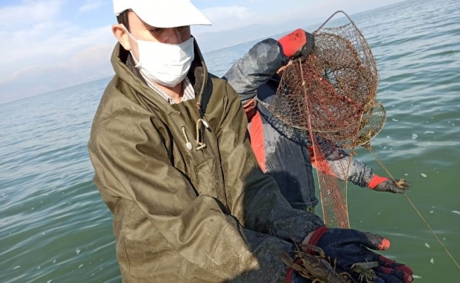 Eğirdir Gölü’nde 570 adet kaçak kerevit pinterine el konuldu