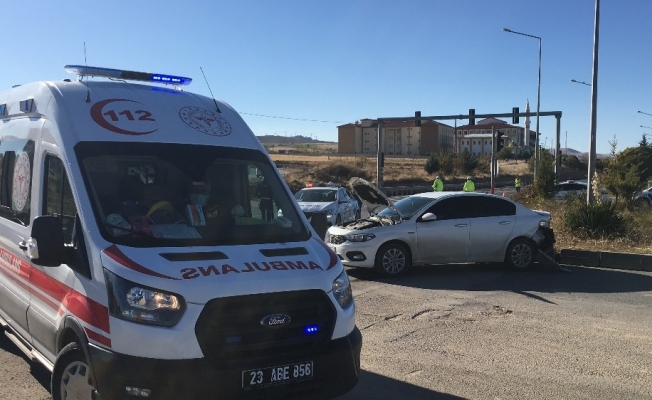 Elazığ’da otomobiller çarpıştı:1 yaralı