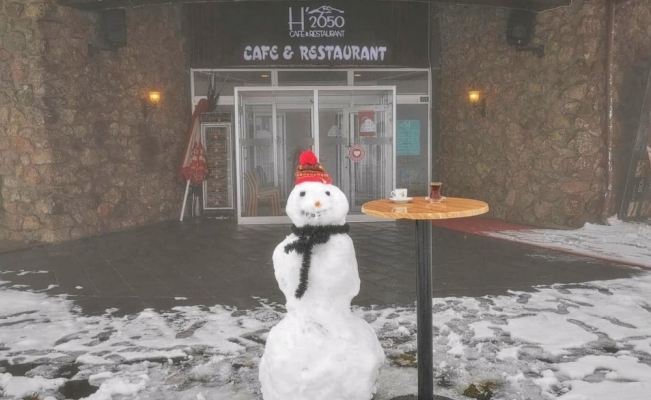 Erciyes’te maskeli kardan adam yaptılar