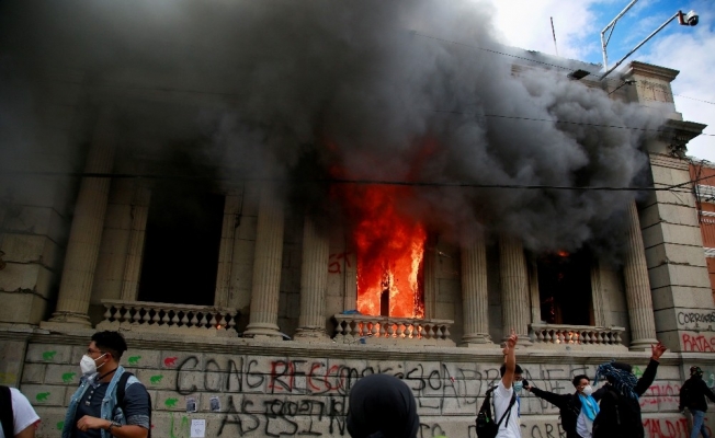 Guatemala’da göstericiler Kongre binasını basıp ateşe verdi