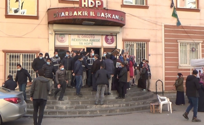 HDP önünde ailelerin yüzüne tükürülmesi iddiası gerginlik oluşturdu