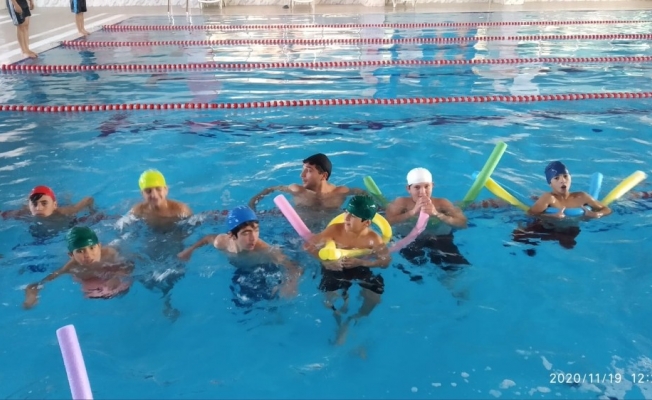 Hizanlı öğrenciler ilk defa yüzme havuzuyla tanıştı
