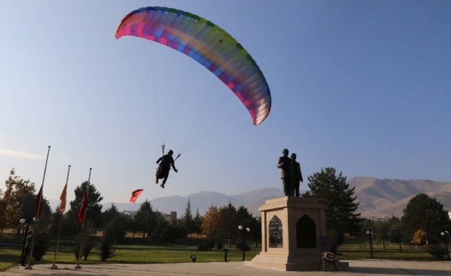 İnönü Üniversitesi’nde paraşütlü anma