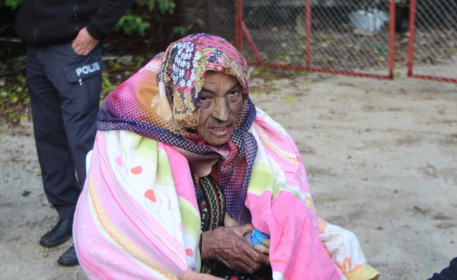 İtfaiye ekipleri yaşlı kadını yanmaktan kurtardı