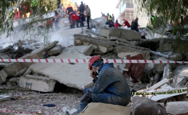 Depremde arama kurtarma personeli gözyaşlarını tutamadı