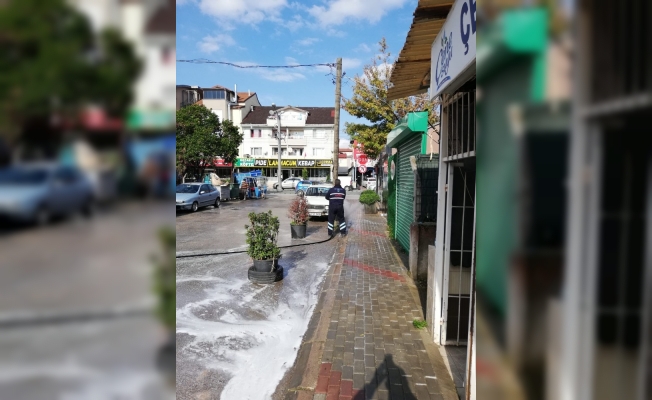 İzmit Belediyesi, mahalle ve sokakları dezenfekte ediyor