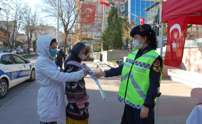 Jandarma ve polis ekipleri kadınlara karanfil dağıttı