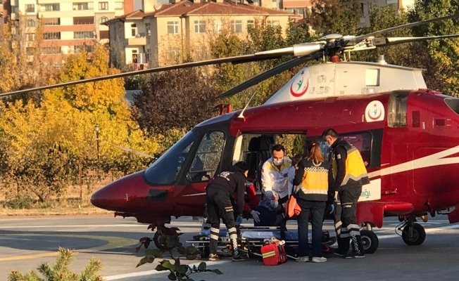 Kalp krizi geçiren yaşlı kadının imdadına ambulans helikopter yetişti