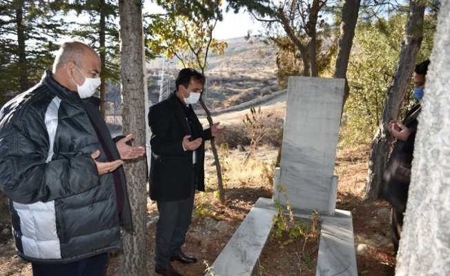 Karaman’da şehit öğretmen mezarı başında anıldı