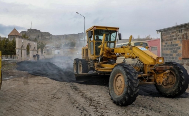 Kars Belediyesi yol çalışmalarını sürdürüyor