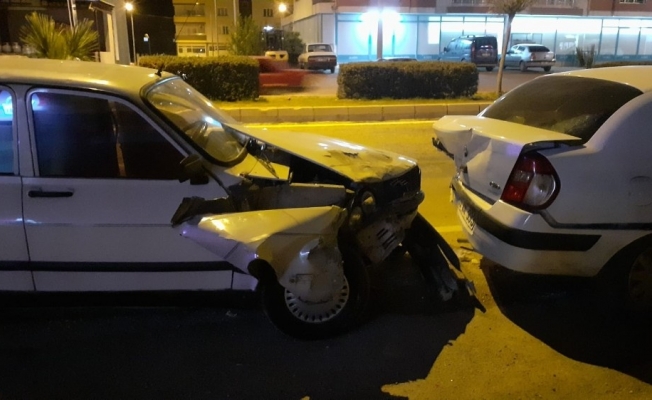 Kozan’da otomobil park halindeki araçlara çarptı: 1 Yaralı