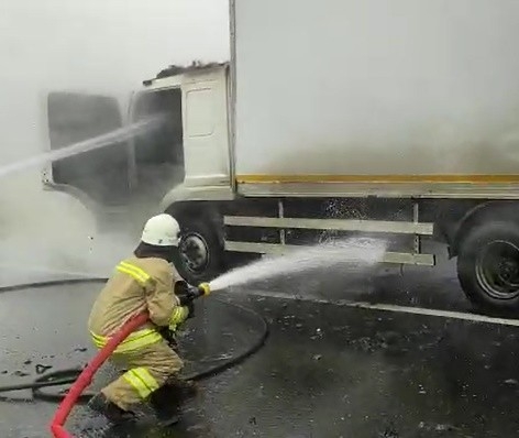 Lastikten çıkan kıvılcımlar kamyonu yaktı