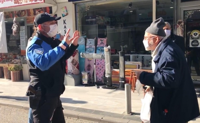 Maskesi eskiyen yaşlı vatandaşa polis şefkati